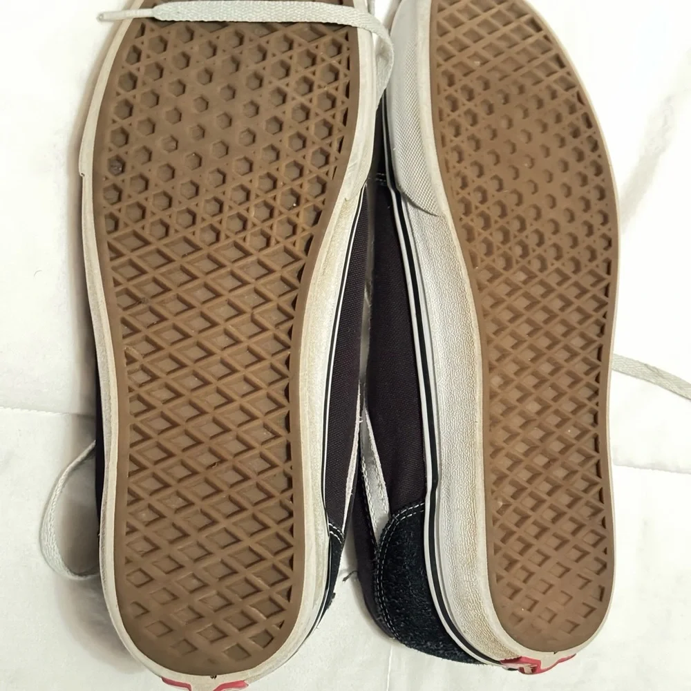 Vans Men's Classic Black and White Sneakers - Picture 5 of 6